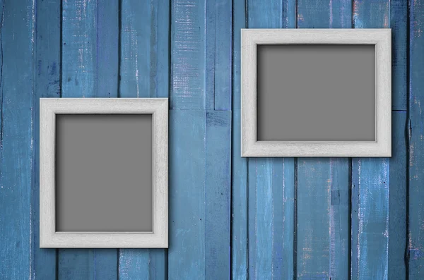 Weißer Holz-Bilderrahmen an blauer Wand — Stockfoto