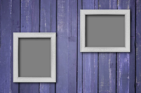 紫の壁に白い木製額縁 — ストック写真