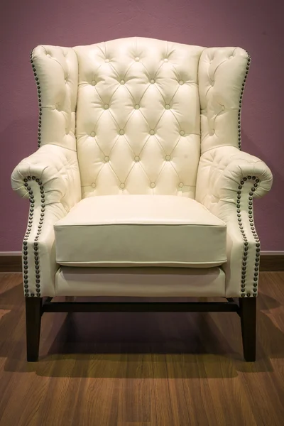 前面的经典切斯特菲尔德豪华白色皮革扶手椅 — 图库照片