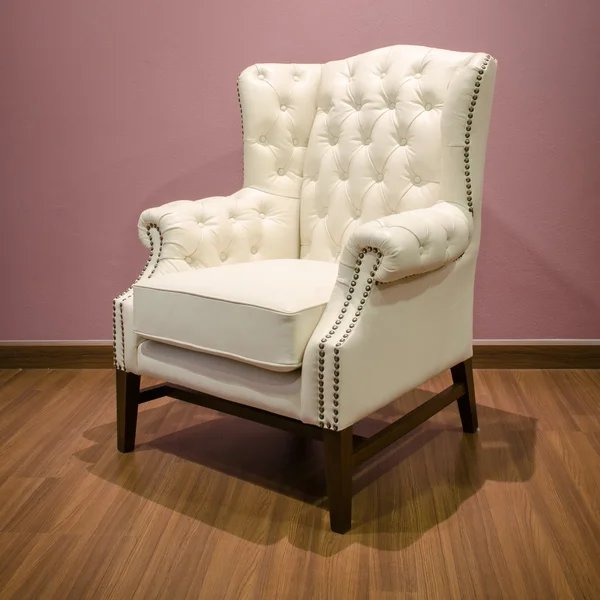 Klasik chesterfield lüks beyaz deri koltuk kenarına — Stok fotoğraf