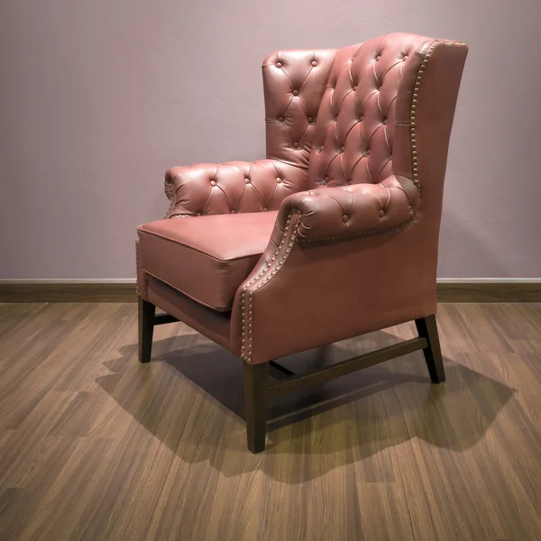 Strony klasyczny chesterfield luksusowy brązowy skórzany fotel — Zdjęcie stockowe