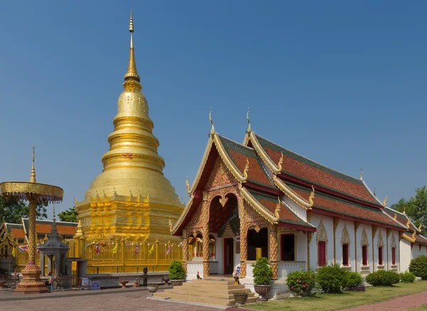 崇拝の主要な場所である 46 メートル背の高い黄金の仏塔 — ストック写真