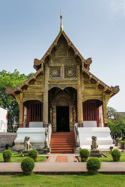 Framsidan av kyrkan på phra singh temple — Stockfoto