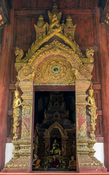 Entrada da igreja no Templo Phra Singh — Fotografia de Stock