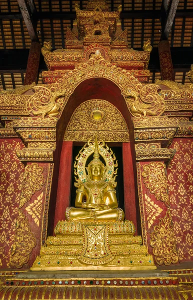 Zlatý buddha v kostele v chrám phra singh — Stock fotografie