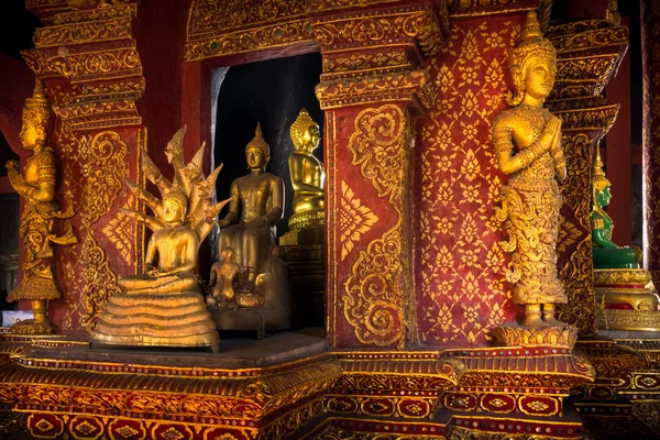 Många buddha staty i kyrkan på phra singh temple — Stockfoto