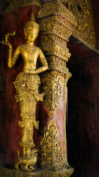 Angelo scolpito e dorato in legno al Tempio di Phra Singh — Foto Stock