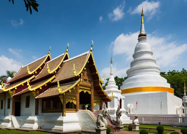 Catedral e pagode em Phra Singh Temple — Fotografia de Stock