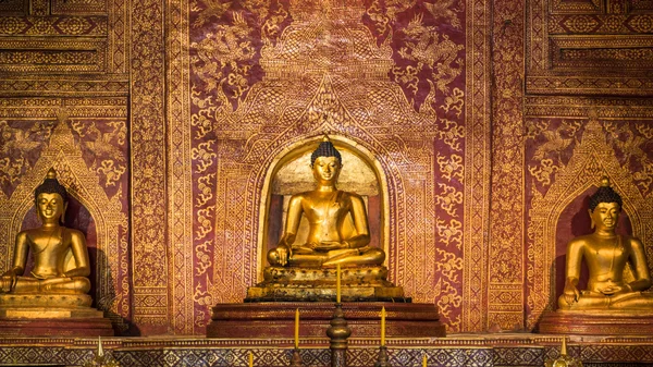 "Phra Sihing Buddha "Estátuas de ouro tailandesas em Phra Singh Temple — Fotografia de Stock