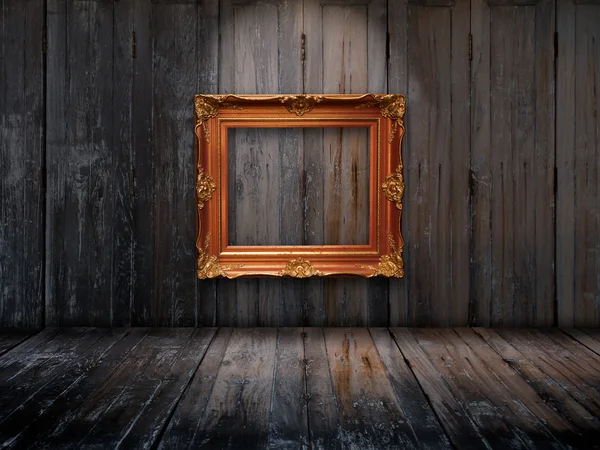 Moldura antiga na parede de madeira — Fotografia de Stock