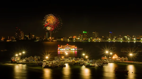 Vuurwerk in pattaya bay — Stockfoto