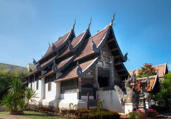 Esculpido edifício de madeira A parte norte da Tailândia — Fotografia de Stock