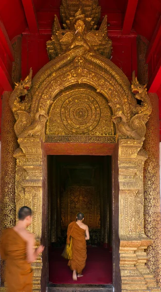 Thailändsk norra guld konst av välvda entrédörren — Stockfoto