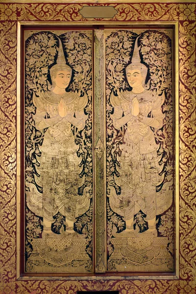 Arte antiga tailandesa Pintura de anjo de ouro na porta da igreja — Fotografia de Stock