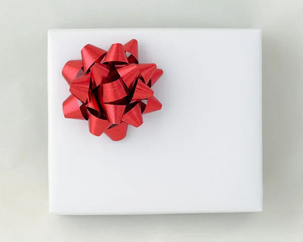 Bovenaanzicht van rode ster lint op wit papier doos — Stockfoto