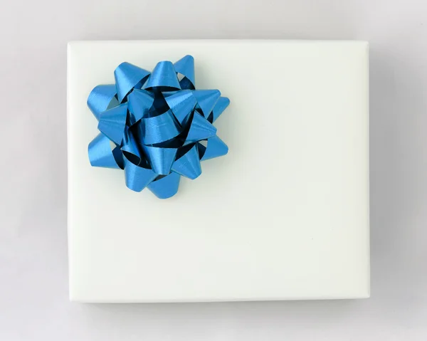 Blauwe sterren lint op wit papier doos — Stockfoto