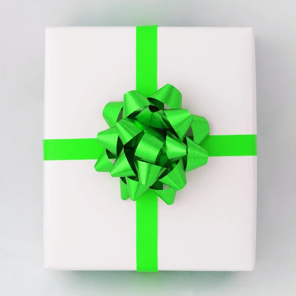 緑の星とホワイト ペーパー ボックスにクロスライン リボン — ストック写真