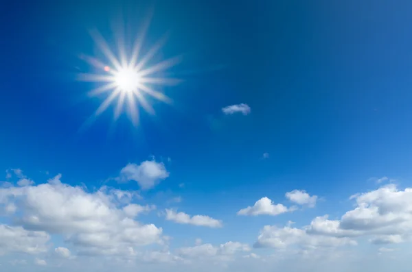 Sol brilhante Céu azul e nuvem branca — Fotografia de Stock