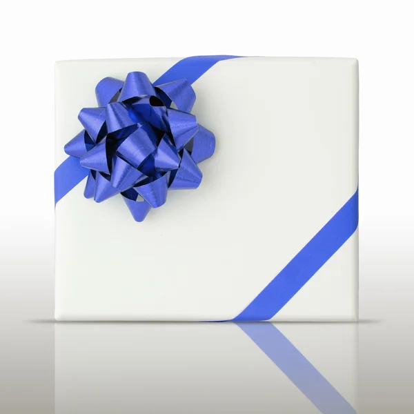 Blauwe ster en lint van de schuine lijn op wit papier doos — Stockfoto