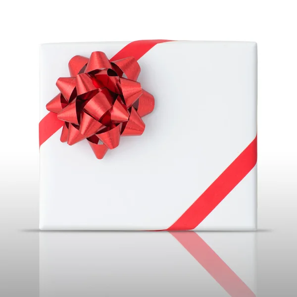 Estrela vermelha e fita de linha oblíqua na caixa de papel branco — Fotografia de Stock