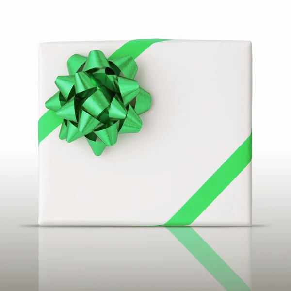 Estrela verde e fita linha oblíqua na caixa de papel branco — Fotografia de Stock