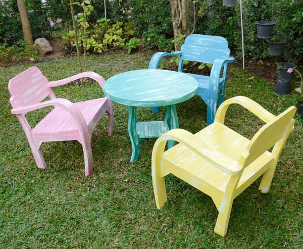 De drie houten stoelen met armleuning en groene ronde tafel — Stockfoto