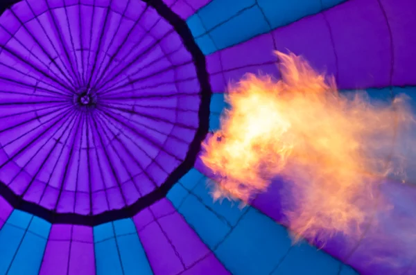 Yangın ve mor balon soyut — Stok fotoğraf
