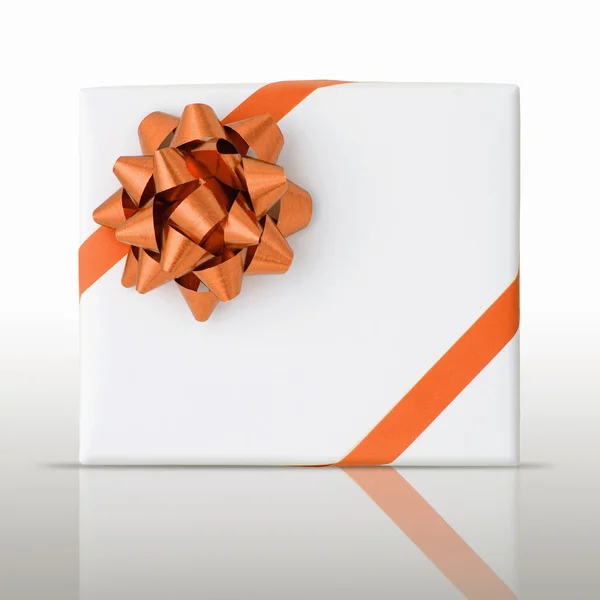 Estrela laranja e fita linha oblíqua na caixa de papel branco — Fotografia de Stock