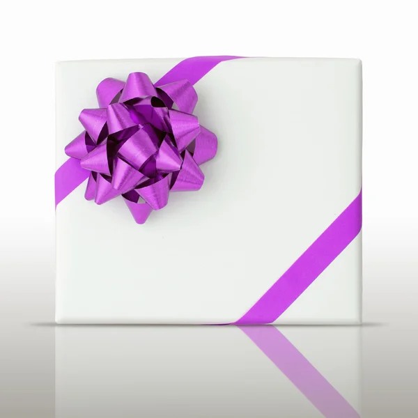 紫色の星とホワイト ペーパー ボックスに斜め線リボン — ストック写真