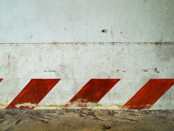 Linha vermelha inclinada na parede branca — Fotografia de Stock