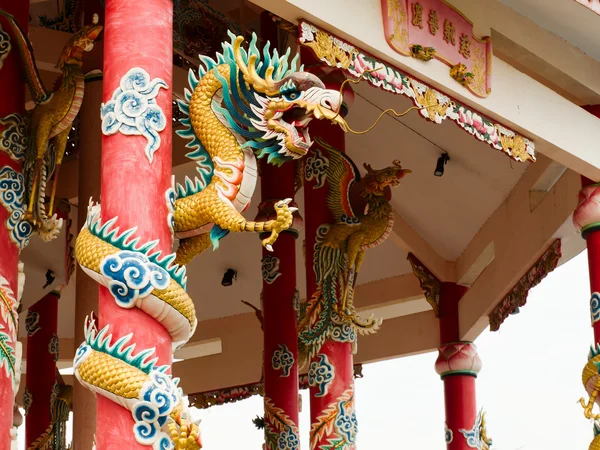 Linker gouden gragon standbeeld op rode pijler — Stockfoto