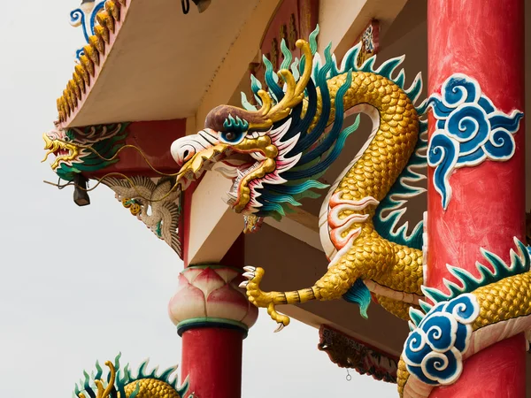赤い柱の右側の金色のドラゴン像 — ストック写真