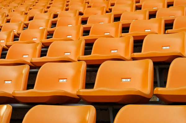 Laranja Assentos de plástico vazios no estádio — Fotografia de Stock