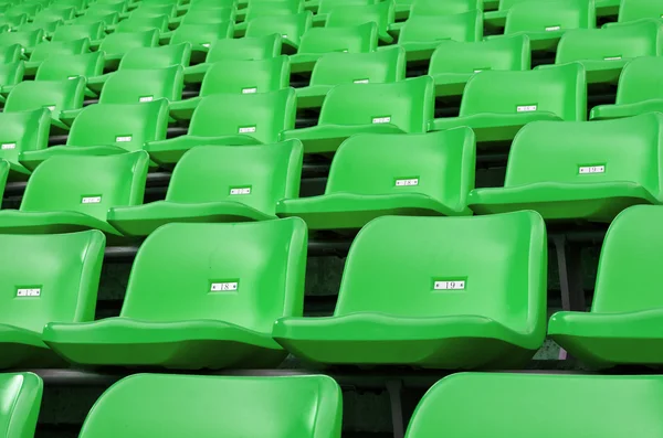 Green Assentos de plástico vazios no estádio — Fotografia de Stock
