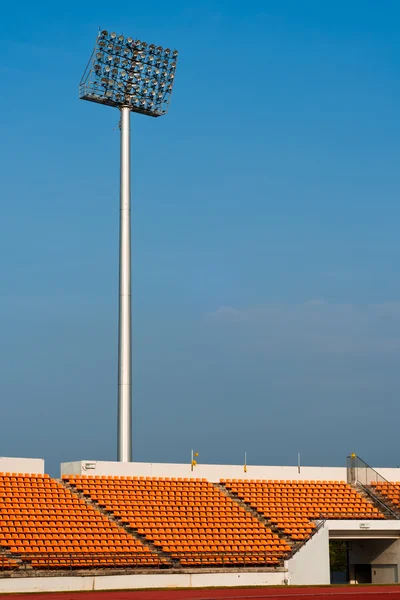 Zeitgenössisches Stadion orangefarbene Sitzleuchte und Bahn — Stockfoto