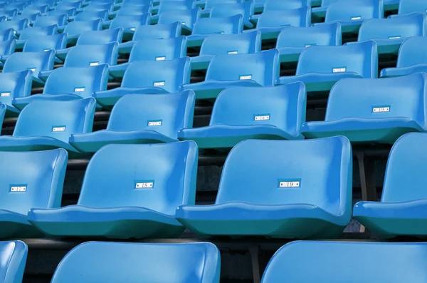 Assentos de plástico vazios azuis no estádio — Fotografia de Stock