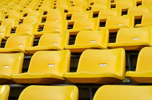 Assentos de plástico vazios amarelos no estádio — Fotografia de Stock