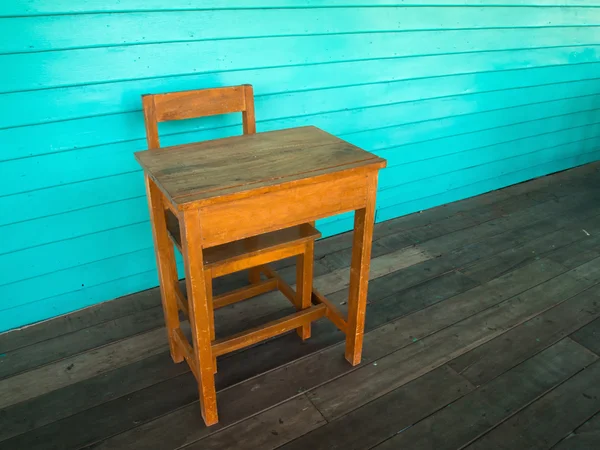 Alter Holztisch und Stuhl auf Holzboden — Stockfoto