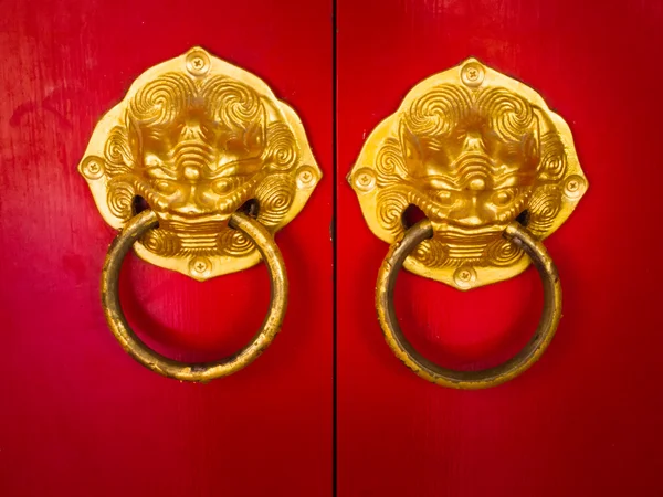 Klamka drzwi rozwój chińskiego tradycyjnego Złotego Lwa głowa — Zdjęcie stockowe