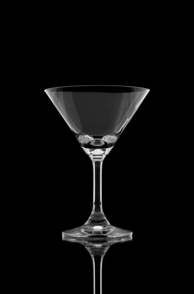 Пустой коктейльный стакан на черном фоне — стоковое фото
