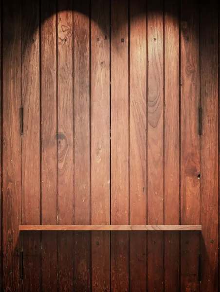 Drewniane półki na ścianie z góry światło — Zdjęcie stockowe