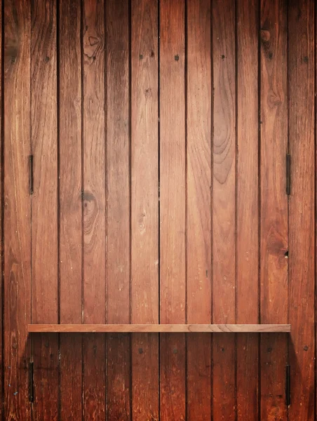 Prateleira de madeira na parede com luz — Fotografia de Stock