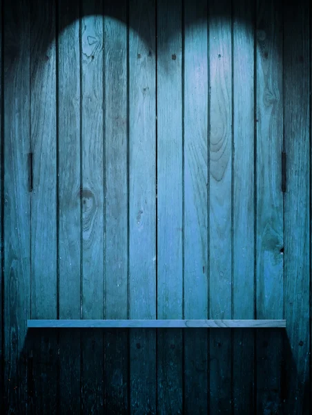 Estante de madera azul en la pared con luz superior —  Fotos de Stock