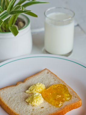 ekmek ezmesi reçeli beyaz plaka üzerinde