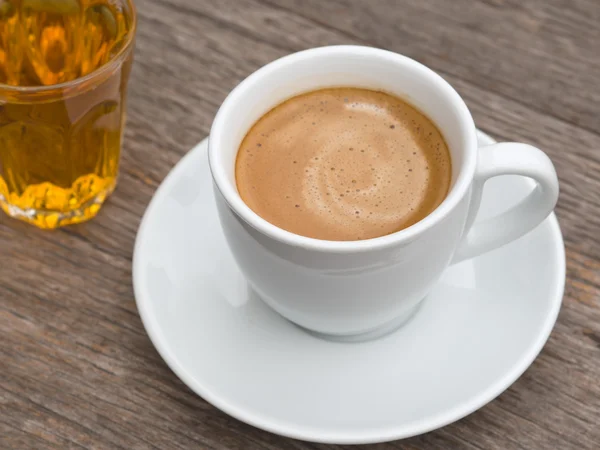 Cerámica blanca Taza de café y vaso de té — Foto de Stock