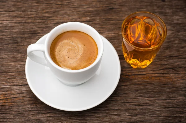Oben weiße Keramiktasse Kaffee und ein Glas Tee — Stockfoto