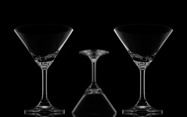 Två skarpa cocktail glas och en oskärpa — Stockfoto