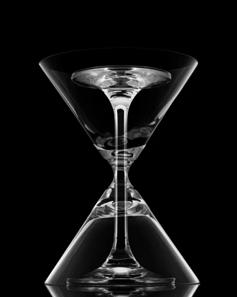 Miscelazione di bicchieri da cocktail su sfondo nero e riflessione — Foto Stock