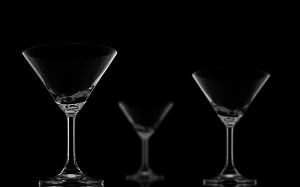 En skarp och två oskärpa cocktail glas på svart bakgrund och — Stockfoto