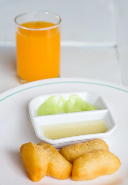 Friterad deg pinnar vaniljsås kondenserad mjölk och apelsinjuice — Stockfoto